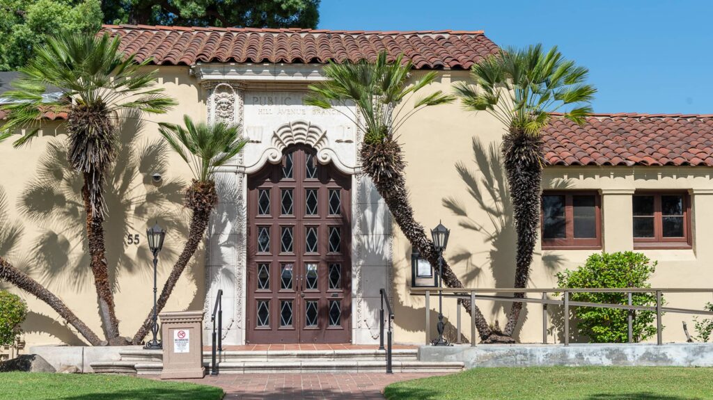 The front view of the Public Library